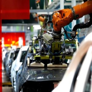 «ستيلانتيس» للسيارات تتكبد أول خسارة في تاريخها بـ 26 مليار دولار