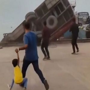 بنغلاديش.. انتشال 18 جثة إثر سقوط حافلة ركاب في نهر بادما