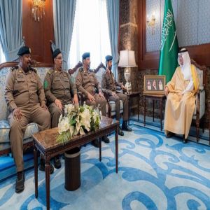 محافظ الأحساء يكرّم عددًا من رجال الأمن المتقاعدين بالمحافظة
