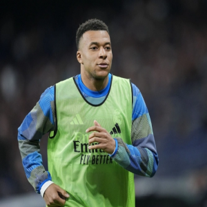 مبابي ينفي شائعات فحص الركبة الخطأ ويعلق على إصابته