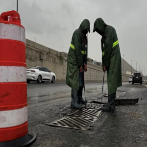 فرق أمانة العاصمة المقدسة تباشر معالجة آثار الأمطار وتعزز السلامة العامة
