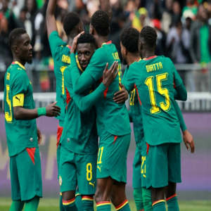 السنغال تحتفل بكأس الأمم قبل فوزها على بيرو ودياً