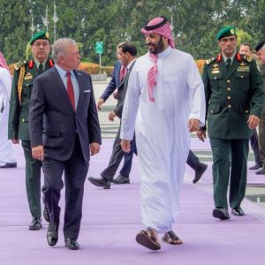 ملك الأردن يصل إلى جدة وسمو ولي العهد في مقدمة مستقبليه