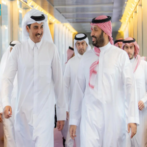 سمو أمير دولة قطر يصل إلى جدة وسمو ولي العهد في مقدمة مستقبليه