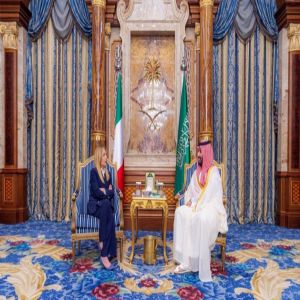 سمو ولي العهد يلتقي رئيسة وزراء إيطاليا