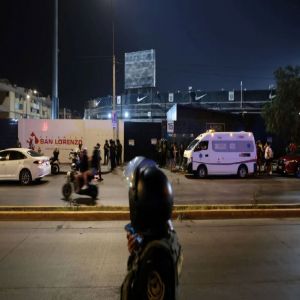 حادث غامض في ملعب ببيرو يسفر عن وفاة وإصابة العشرات