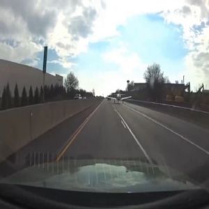 عطل مفاجئ يجبر طائرة على الهبوط فوق طريق سريع