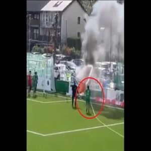 لاعب يخمد حريقا شب خلال مباراة فريقه في سويسرا