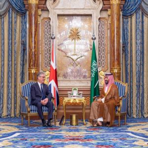 سمو ولي العهد يلتقي رئيس الوزراء البريطاني