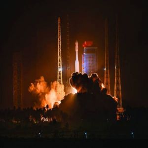 الصين تطلق قمراً اصطناعياً لدعم تكنولوجيا الإنترنت