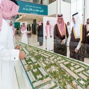 محافظ الأحساء يدشّن مركز مبيعات "وجهة الورود" ويطّلع على تجربة تسويق الوجهة