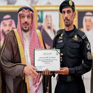 أمير منطقة القصيم يكرّم رجل أمن تقديرًا لجهوده في إنقاذ حياة آخرين من حريق بعنيزة