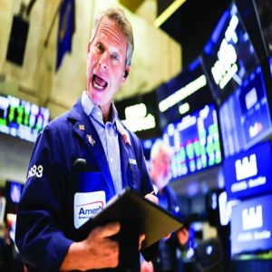 إعلان فتح مضيق هرمز ينعش الأسهم الأمريكية ويهبط بالدولار