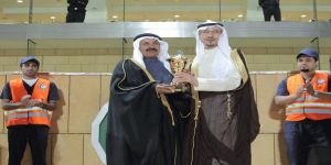 نيابة عن سمو رئيس هيئة:  الأميرفهد بن مشاري يسلم كأس الهلال الأحمر للفائزين بنادي الفروسية
