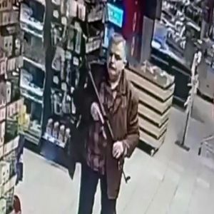 مسلّح يقتل 5 أشخاص ويصيب 15 بينهم طفل داخل سوبر ماركت في كييف