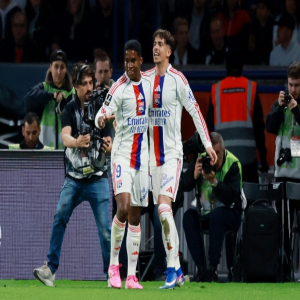 مفاجأة مدوية.. ليون يهزم باريس ويهدد صدارة الدوري الفرنسي