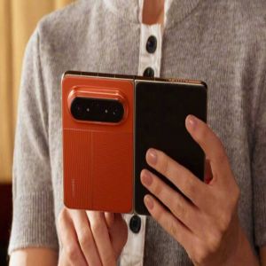 هواوي تنفرد بإطلاق أول هاتف "عريض" قابل للطي