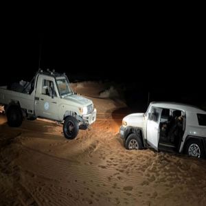 حرس الحدود يقدم المساعدة لمواطن علقت مركبته بالكثبان الرملية في صحراء الربع الخالي