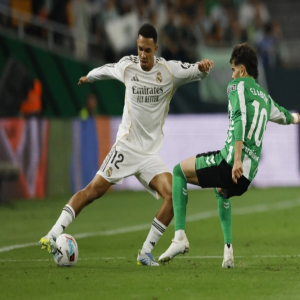 ريال مدريد يتعثر أمام بيتيس ويبتعد عن المتصدر برشلونة