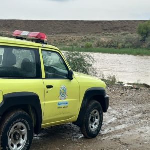 الدفاع المدني في القصيم ينقذ شخصين احتُجزا في سيل داخل مركبة ويطبق الأنظمة على قائدها