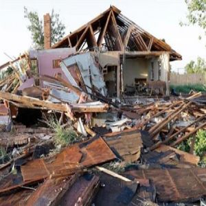 إعصار قوي يجتاح مدينة إينيد بولاية أوكلاهوما الأمريكية