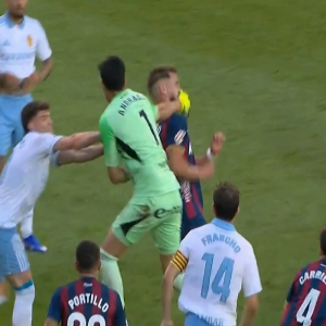 اشتباكات وعنف في الدوري الإسباني.. وطرد حارسين