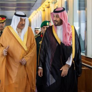 قادة ورؤساء وفود دول مجلس التعاون يصلون إلى جدة وسمو ولي العهد في مقدمة مستقبليهم