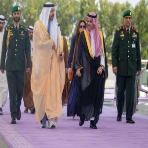 نائب رئيس مجلس الوزراء وزير خارجية دولة الإمارات يصل إلى جدة للمشاركة في القمة الخليجية التشاورية