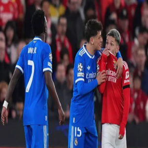 "فيفا" يقرّ عقوبة الطرد للاعبين حال تغطية أفواههم في مواجهة الخصوم