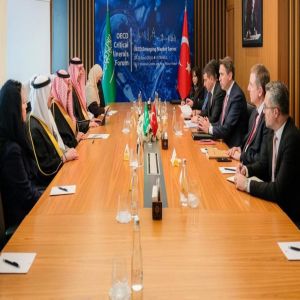 وزير الصناعة والثروة المعدنية يلتقي وزير الطاقة والموارد الطبيعية التركي
