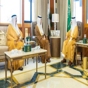 أمير المنطقة الشرقية يستقبل وزير البلديات والإسكان