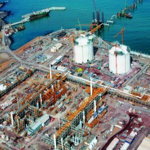 تصاعد مخاوف الإمدادات العالمية تقفز بالنفط لأعلى مستوى في شهر