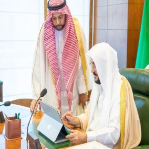 وزير الشؤون الإسلامية يدشّن جهاز البطاقات الرقمية للمكتبة الإلكترونية الإسلامية ضمن استعدادات حج 1447هـ