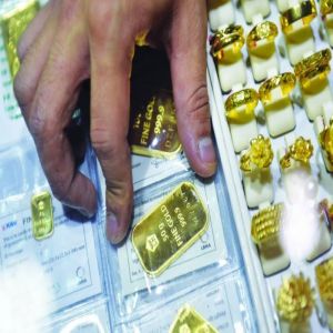 الذهب يتراجع متأثراً بصعود الدولار