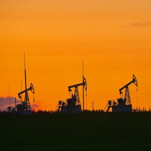 النفط يتراجع وسط مؤشرات على محاولات أمريكية لفتح مضيق هرمز