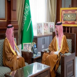 أمير منطقة المدينة المنورة يستقبل المدير التنفيذي لإدارة الخدمات الصحية بوزارة الدفاع