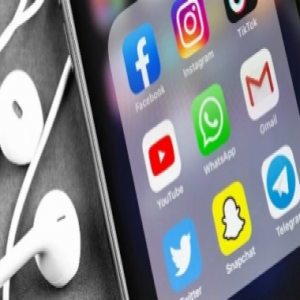 وداعاً «تيك توك».. لماذا يحذف الشباب تطبيقات التواصل ويشترون أجهزة «غبية»؟