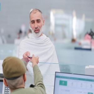 جوازات مطار الملك عبدالعزيز تستقبل أولى رحلات ضيوف الرحمن من سوريا القادمين لأداء فريضة الحج لعام 1447هـ