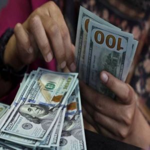الدولار يستقر مع تراجع الآمال بشأن إنهاء الحرب في الشرق الأوسط