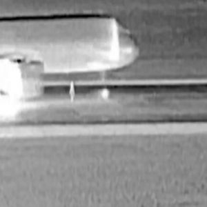 لحظة اصطدام طائرة بشخص يمشى على مدرج بمطار دنفر الدولي