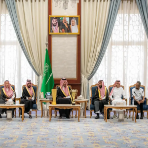 أمير المدينة المنورة يستقبل رئيس مجلس إدارة نادي الأنصار والجهازين الإداري والفني ولاعبي الفريق