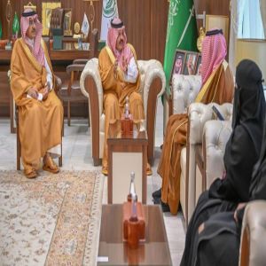 أمير حائل يستقبل المدير العام لفرع وزارة الموارد البشرية والتنمية الاجتماعية بالمنطقة