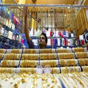 الذهب يهبط 2% مع ارتفاع الدولار وعوائد السندات الأمريكية