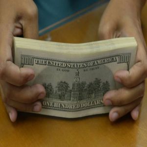 الدولار نحو أكبر مكاسب أسبوعية في شهرين مع تزايد توقعات رفع الفائدة