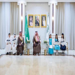 أمير الجوف يستقبل مدير التعليم ويكرّم الطلبة الفائزين بمراكز متقدمة على مستوى المملكة