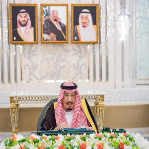 خادم الحرمين الشريفين يرأس جلسة مجلس الوزراء في جدة