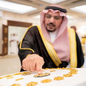 أمير منطقة القصيم يستقبل فريق عمل مشروع التنقيب الأثري بموقع ضريّة