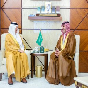أمير المنطقة الشرقية يستقبل رئيس وأعضاء مجلس إدارة جمعية "سقياهم" بحفر الباطن