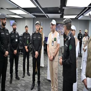 أمين العاصمة المقدسة يزور مركز العمليات الأمنية الموحدة (911) بمنطقة مكة المكرمة