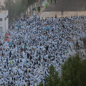 حجاج بيت الله الحرام ينفرون من عرفات إلى مزدلفة